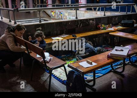 19 avril 2022, Kharkiv, Kharkivs''ka Oblast', Ukraine : peinture d'enfants sur des papiers dans une station de métro. Les citoyens de Kharkiv ont été contraints d’adopter une nouvelle vie sous terre dans les stations de métro, alors que la deuxième plus grande ville d’Ukraine est aujourd’hui confrontée à une menace constante de bombardements et de frappes aériennes russes. (Image de crédit : © Alex Chan TSZ Yuk/SOPA Images via ZUMA Press Wire) Banque D'Images