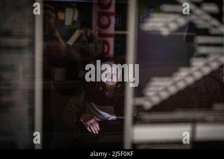 19 avril 2022, Kharkiv, Kharkivs''ka Oblast', Ukraine: Une vieille dame utilisant son ordinateur portable dans une station de métro. Les citoyens de Kharkiv ont été contraints d’adopter une nouvelle vie sous terre dans les stations de métro, alors que la deuxième plus grande ville d’Ukraine est aujourd’hui confrontée à une menace constante de bombardements et de frappes aériennes russes. (Image de crédit : © Alex Chan TSZ Yuk/SOPA Images via ZUMA Press Wire) Banque D'Images