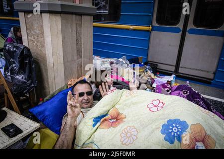 19 avril 2022, Kharkiv, Kharkivs''ka Oblast', Ukraine: Un homme vivant avec sa femme dans une station de métro. Les citoyens de Kharkiv ont été contraints d’adopter une nouvelle vie sous terre dans les stations de métro, alors que la deuxième plus grande ville d’Ukraine est aujourd’hui confrontée à une menace constante de bombardements et de frappes aériennes russes. (Image de crédit : © Alex Chan TSZ Yuk/SOPA Images via ZUMA Press Wire) Banque D'Images