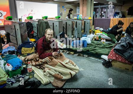 19 avril 2022, Kharkiv, Kharkivs''ka Oblast', Ukraine: Les gens ont vu vivre dans une station de métro, alors que leurs maisons ont été détruites par des bombardements russes. Les citoyens de Kharkiv ont été contraints d’adopter une nouvelle vie sous terre dans les stations de métro, alors que la deuxième plus grande ville d’Ukraine est aujourd’hui confrontée à une menace constante de bombardements et de frappes aériennes russes. (Image de crédit : © Alex Chan TSZ Yuk/SOPA Images via ZUMA Press Wire) Banque D'Images