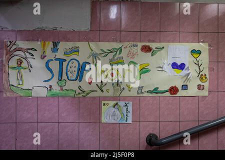 19 avril 2022, Kharkiv, Kharkivs''ka Oblast', Ukraine: Un tableau pour enfants appelant à 'Stop War' dans une station de métro. Les citoyens de Kharkiv ont été contraints d’adopter une nouvelle vie sous terre dans les stations de métro, alors que la deuxième plus grande ville d’Ukraine est aujourd’hui confrontée à une menace constante de bombardements et de frappes aériennes russes. (Image de crédit : © Alex Chan TSZ Yuk/SOPA Images via ZUMA Press Wire) Banque D'Images