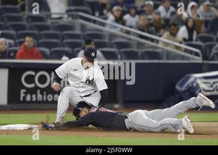 Bronx, États-Unis. 22nd avril 2022. New York Yankees le troisième baseman Josh Donaldson marque Cleveland Guardians Andres Gimenez dans la cinquième salle à manger au Yankee Stadium le vendredi 22 avril 2022 à New York. Photo de Corey Sipkin/UPI crédit: UPI/Alay Live News Banque D'Images