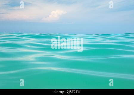 Vagues de la mer gros plan, vue à bas angle de l'eau et fond du ciel. Banque D'Images