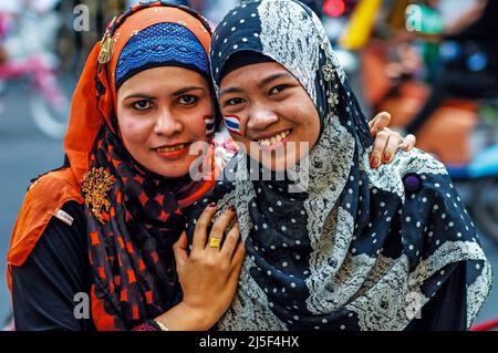 Bangkok, Thaïlande. Jan. 13th, 2014. Deux femmes musulmanes, portant des hijabs, protestent pour le mouvement antigouvernemental. Bangkok, Thaïlande. © Kraig Lieb Banque D'Images
