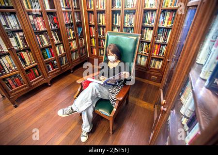 Bangkok, Thaïlande. 22nd avril 2022. Une femme lit un livre à la bibliothèque Neilson Hays à Bangkok, en Thaïlande, le 22 avril 2022. La bibliothèque a une collection de plus de 20 000 livres. Crédit: Wang Teng/Xinhua/Alay Live News Banque D'Images