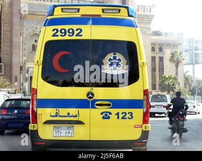 Le Caire, Egypte, Mars 5 2022: Ambulance sur la route répondant à un appel d'urgence d'accidents de la route, Traduction du texte arabe (ministère de la Santé, Banque D'Images