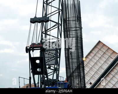 Le Caire, Égypte, mars 10 2022: Installation de la colonne circulaire en barres d'acier par une grue à la place du système de transport aérien monorail du Caire, a Banque D'Images