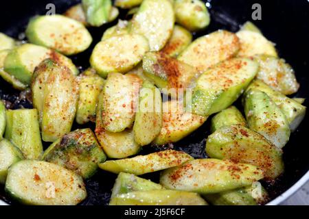 Courgettes grillées aux épices, poivrons rouges, sel et cumin à l'ail et à l'huile, aliments sains, légumes et concept de perte de poids, aliments sains, tas Banque D'Images
