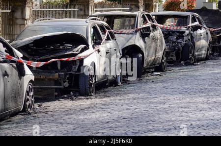 Des voitures incendiées dans des rues résidentielles après des actes de vandalisme en Allemagne Banque D'Images