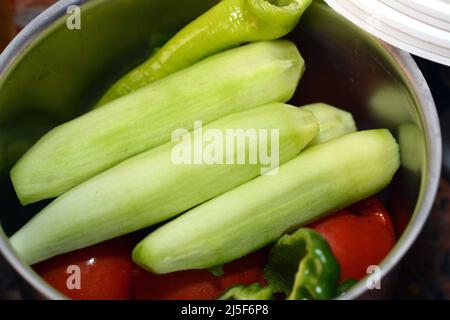 Sélection de concombres pelés frais bio, tomates, poivrons et piment, ingrédients de la salade verte égyptienne prête à être tranchée, fre Banque D'Images