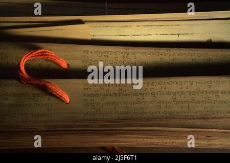 Manuscrits balinais de feuilles de palmier à la maison de I Wayan EDI Wistara, un praticien, à Karangasem, Bali, Indonésie. I Wayan EDI Wistara recopying vieux textes balinais sur les feuilles de palmier comme un effort pour préserver l'ancienne tradition. Le script balinais est considéré comme l'un des scripts complexes de l'Asie du Sud-est, a écrit une équipe de scientifiques dirigée par Made Windu Antara Kesiman (Laboratoire informatique d'interaction d'image, Université de la Rochelle), lors de la Conférence internationale sur les frontières en reconnaissance de l'écriture manuscrite 2016 à Shenzhen, en Chine, en 15th. Banque D'Images