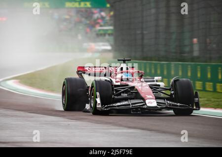 Imola, Italie . 22nd avril 2022. Valtteri Bottas d'Alfa Romeo F1 équipe Pendant la pratique avant le Grand Prix d'Émilie-Romagne F1 à Autodromo Enzo e Dino Ferrari le 22 avril 2022 à Imola, Italie. Credit: Marco Canoniero / Alamy Live News Banque D'Images