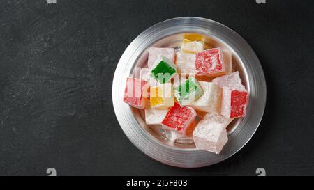 Délices turcs variés Rahat lokum. Cubes colorés de délices turcs. Ramadan bayrami (eid al fitr) et KUrban bayrami (eid al adha) fond p Banque D'Images