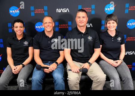 De gauche à droite, les astronautes de la NASA Jessica Watkins, Bob Hines et Kjell Lindgren, ainsi que l'astronaute de l'Agence spatiale européenne Samantha Cristoforetti, sourient lors de l'événement d'engagement médiatique virtuel NASAs SpaceX Crew-4 au Kennedy Space Center en Floride, le 19 avril 2022. La mission sera lancée à bord de la fusée SpaceXs Falcon 9 à bord de la fusée companys, nommée Freedom par les astronautes de l'équipage 4. Le lancement est prévu pour 5 h 26 HAE le 23 avril 2022, à partir du Kennedys Launch Complex 39A. L'équipage-4 est le quatrième vol de rotation de l'équipage vers la station spatiale dans le cadre du programme NASAs commercial Crew. Credi obligatoire Banque D'Images