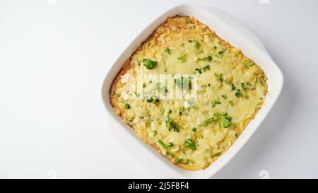 Cocotte au fromage et brocoli. Gratin de brocoli au fromage fondu Banque D'Images