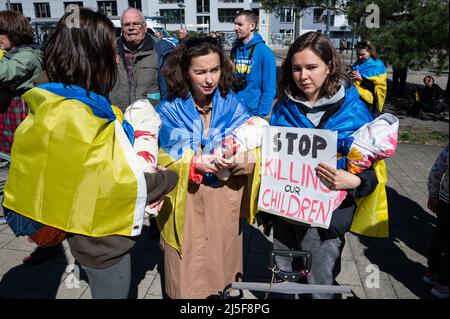 16.04.2022, Berlin, Allemagne, Europe - des manifestants protestent lors du rassemblement de fin lors de la marche alternative de Pâques pour une véritable paix en Ukraine. Banque D'Images