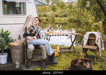 Jeune couple juste marié voyageant en camping-car, maison sur roues, remorque, maison de moteur.Love route romantique Voyage, vie de liberté.Camping nuit dans van.Wand Banque D'Images