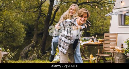 Jeune couple juste marié voyageant en camping-car, maison sur roues, remorque, maison de moteur.Love route romantique Voyage, vie de liberté.Camping nuit dans van.Wand Banque D'Images