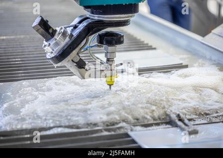 Machine de découpe au jet d'eau CNC technologie industrielle moderne. Banque D'Images