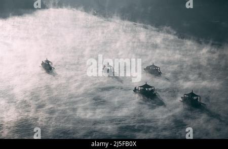 Lever de soleil avec brouillard sur Ban Rak thai, village chinois près d'un lac à Mae Hong son, Thaïlande Banque D'Images