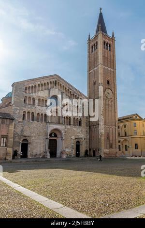 La cathédrale Duomo de Parme, en Italie, dans un moment de tranquillité Banque D'Images