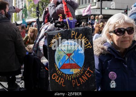Des milliers d'activistes du climat de la rébellion des extinction s'assoient dans Oxford Street Street Street dans le centre de Londres lors de la manifestation d'ouverture de la manifestation de la rébellion britannique du 9th avril 2022 à Londres, au Royaume-Uni. Avec deux semaines de protestations, le message XR est de mettre fin à la dépendance des mondes à l'égard des combustibles fossiles et d'exiger la fin immédiate de tous les nouveaux investissements dans les combustibles fossiles, qui sont à l'origine des problèmes économiques tout en envoyant la planète vers la crise climatique. Extinction la rébellion est un groupe de changement climatique créé en 2018 et a gagné une énorme suite de personnes engagées dans des manifestations pacifiques Banque D'Images