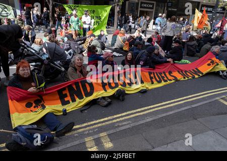 Des milliers d'activistes du climat de la rébellion des extinction s'assoient dans Oxford Street Street Street dans le centre de Londres lors de la manifestation d'ouverture de la manifestation de la rébellion britannique du 9th avril 2022 à Londres, au Royaume-Uni. Avec deux semaines de protestations, le message XR est de mettre fin à la dépendance des mondes à l'égard des combustibles fossiles et d'exiger la fin immédiate de tous les nouveaux investissements dans les combustibles fossiles, qui sont à l'origine des problèmes économiques tout en envoyant la planète vers la crise climatique. Extinction la rébellion est un groupe de changement climatique créé en 2018 et a gagné une énorme suite de personnes engagées dans des manifestations pacifiques Banque D'Images