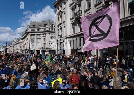 Des milliers d'activistes du climat de la rébellion des extinction s'assoient sur Regent Street dans le centre de Londres lors de la manifestation d'ouverture de la manifestation de la rébellion britannique le 9th avril 2022 à Londres, au Royaume-Uni. Avec deux semaines de protestations, le message XR est de mettre fin à la dépendance des mondes à l'égard des combustibles fossiles et d'exiger la fin immédiate de tous les nouveaux investissements dans les combustibles fossiles, qui sont à l'origine des problèmes économiques tout en envoyant la planète vers la crise climatique. Extinction la rébellion est un groupe de changement climatique créé en 2018 et a gagné une énorme suite de personnes engagées dans des manifestations pacifiques. Ceux-ci Banque D'Images