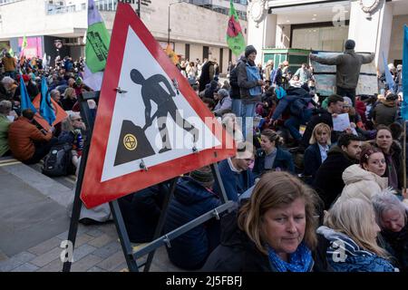 Des milliers d'activistes du climat de la rébellion des extinction s'assoient dans Oxford Street Street Street dans le centre de Londres lors de la manifestation d'ouverture de la manifestation de la rébellion britannique du 9th avril 2022 à Londres, au Royaume-Uni. Avec deux semaines de protestations, le message XR est de mettre fin à la dépendance des mondes à l'égard des combustibles fossiles et d'exiger la fin immédiate de tous les nouveaux investissements dans les combustibles fossiles, qui sont à l'origine des problèmes économiques tout en envoyant la planète vers la crise climatique. Extinction la rébellion est un groupe de changement climatique créé en 2018 et a gagné une énorme suite de personnes engagées dans des manifestations pacifiques Banque D'Images