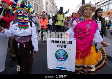 Des milliers de militants du climat de la rébellion des extinction se sont réunis dans le centre de Londres pour la marche de manifestation d'ouverture de l'action de la rébellion britannique le 9th avril 2022 à Londres, au Royaume-Uni. Avec deux semaines de protestations, le message XR est de mettre fin à la dépendance des mondes à l'égard des combustibles fossiles et d'exiger la fin immédiate de tous les nouveaux investissements dans les combustibles fossiles, qui sont à l'origine des problèmes économiques tout en envoyant la planète vers la crise climatique. Extinction la rébellion est un groupe de changement climatique créé en 2018 et a gagné une énorme suite de personnes engagées dans des manifestations pacifiques. Ces manifestations sont vives Banque D'Images