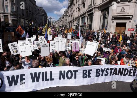 Des milliers d'activistes du climat de la rébellion des extinction s'assoient sur Regent Street dans le centre de Londres lors de la manifestation d'ouverture de la manifestation de la rébellion britannique le 9th avril 2022 à Londres, au Royaume-Uni. Avec deux semaines de protestations, le message XR est de mettre fin à la dépendance des mondes à l'égard des combustibles fossiles et d'exiger la fin immédiate de tous les nouveaux investissements dans les combustibles fossiles, qui sont à l'origine des problèmes économiques tout en envoyant la planète vers la crise climatique. Extinction la rébellion est un groupe de changement climatique créé en 2018 et a gagné une énorme suite de personnes engagées dans des manifestations pacifiques. Ceux-ci Banque D'Images