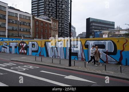 Stop War graffiti sur un mur à Shoreditch contre la guerre russe en Ukraine qui dépeint également le motif pro-russe Z avec une croix rouge à travers lui le 12th avril 2022 à Londres, Royaume-Uni. Banque D'Images