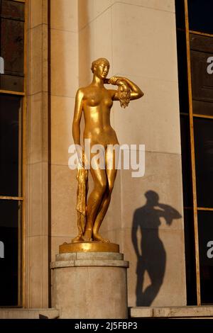 Statue de bronze doré sur la place du Trocadéro. Piste des libertés et des droits de la personne. 'Le matin' par l'artiste Pryas (1895-1985). Paris, France Banque D'Images