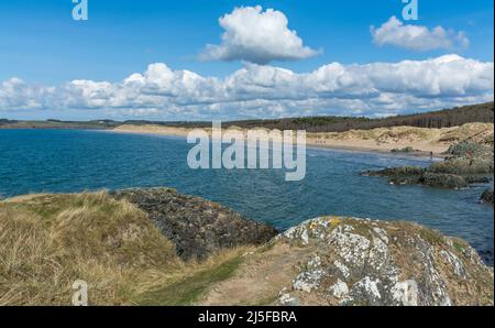 Les dunes érodées caractéristiques de la plage de Penrhos à Newborough sur Anglesey, au nord du pays de Galles, au Royaume-Uni. Pris le 3rd avril 2022. Banque D'Images