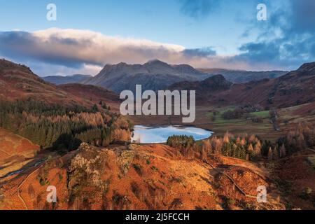 Image de paysage épique de drone aérienne du lever du soleil depuis Blea Tarn dans Lake District lors d'une superbe exposition d'automne Banque D'Images