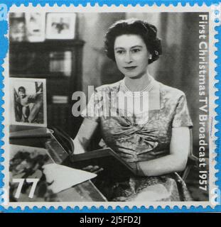 Photo d'un timbre émis pour le Jubilé de diamant de la reine Elizabeth II en 2012 avec une image en noir et blanc de sa première émission de télévision de Noël en 1957 Banque D'Images