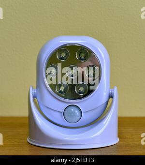 Capteur lumineux : lumière de sécurité à LED sensible à la lumière activée par les mouvements. JML. Banque D'Images