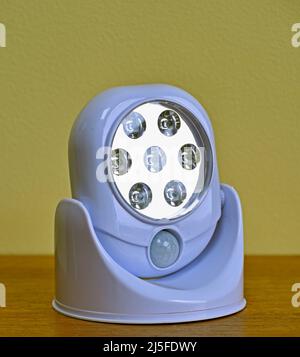 Capteur lumineux : lumière de sécurité à LED sensible à la lumière activée par les mouvements. JML. Banque D'Images