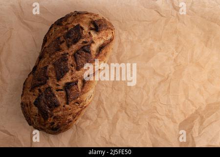 vue de dessus de pain frais maison avec croûte dorée croustillante sur parchemin pour la cuisson, pain bio avec oignon gros plan et espace pour le texte Banque D'Images