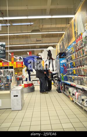 Chaîne de supermarchés Carrefour, corridors de marché et produits, Maltepe Istanbul Turquie, septembre 13 2012 Banque D'Images