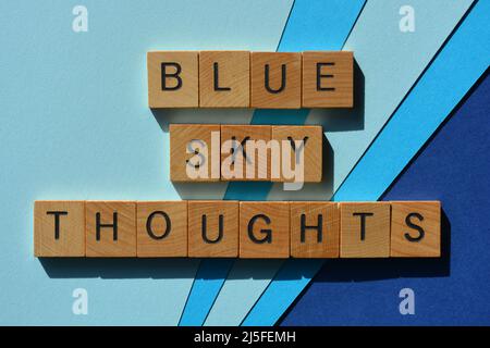 Blue Sky pensées, phrase en lettres de l'alphabet de bois isolées sur fond bleu Banque D'Images