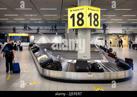 Schiphol, pays-Bas. 23rd avril 2022. 2022-04-23 11:33:37 SCHIPHOL - Un dépôt de bagages à Schiphol. Une grève sauvage a éclaté parmi le personnel de KLM responsable du chargement et du déchargement des bagages, entre autres choses. La raison de la grève est que KLM veut externaliser une partie du travail de son personnel à une société de manutention indépendante. ANP RAMON VAN FLYMEN pays-bas - belgique Out crédit: ANP/Alay Live News Banque D'Images