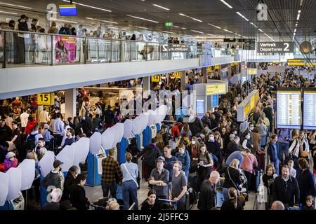 Schiphol, pays-Bas. 23rd avril 2022. 2022-04-23 10:13:19 SCHIPHOL - Un dépôt de bagages à Schiphol. Une grève sauvage a éclaté parmi le personnel de KLM responsable du chargement et du déchargement des bagages, entre autres choses. La raison de la grève est que KLM veut externaliser une partie du travail de son personnel à une société de manutention indépendante. ANP RAMON VAN FLYMEN pays-bas - belgique Out crédit: ANP/Alay Live News Banque D'Images