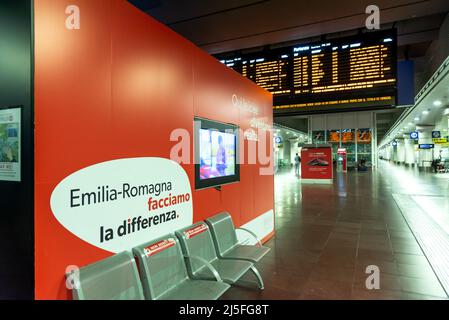 Bologne, Italie - septembre 2021 : terminal et horaire de la gare centrale de Bologne. Banque D'Images