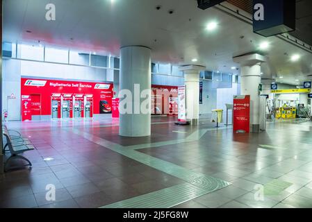 Bologne, Italie - septembre 2021 : gare centrale de Bologne, billetterie Trenitalia et Italo. Banque D'Images