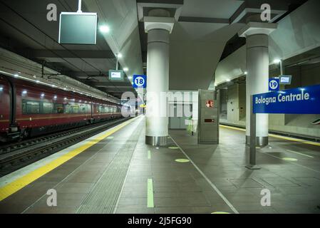 Bologne, Italie - septembre 2021 : gare centrale de Bologne, plate-forme ferroviaire. Banque D'Images