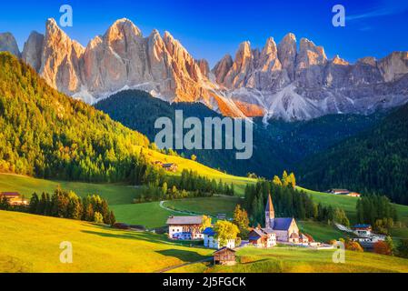Val di Funes, Italie - automne pittoresque avec le village de Santa Magdalena, paysage idyllique des Dolomites dans la vallée de Funes, Tyrol du Sud, les Alpes italiennes projecteur. Banque D'Images