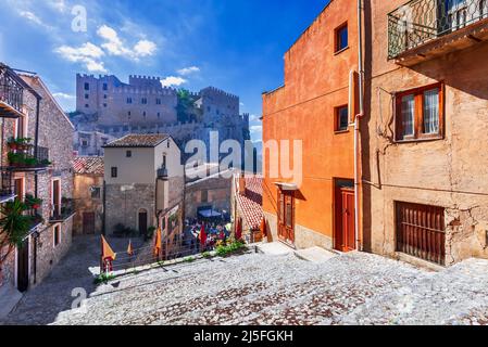 Caccamo, Sicile. Cité médiévale ville italienne avec le château normand en Sicile, Italie. montagnes Banque D'Images