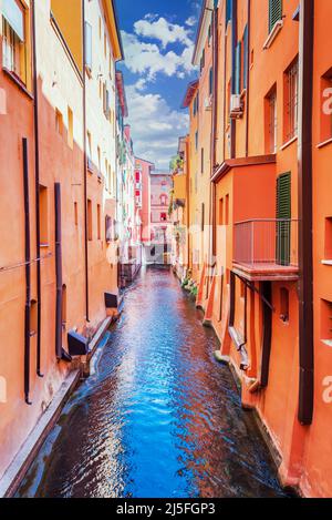 Bologne, Italie. Canale delle Moline, la Piccola Venezia Finestrella entre les bâtiments de l'ancien centre historique de la ville, Emilie-Romagne. Banque D'Images