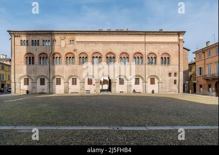 Le palais du Vescovado et la place Piazza Duomo à Parme, en Italie Banque D'Images